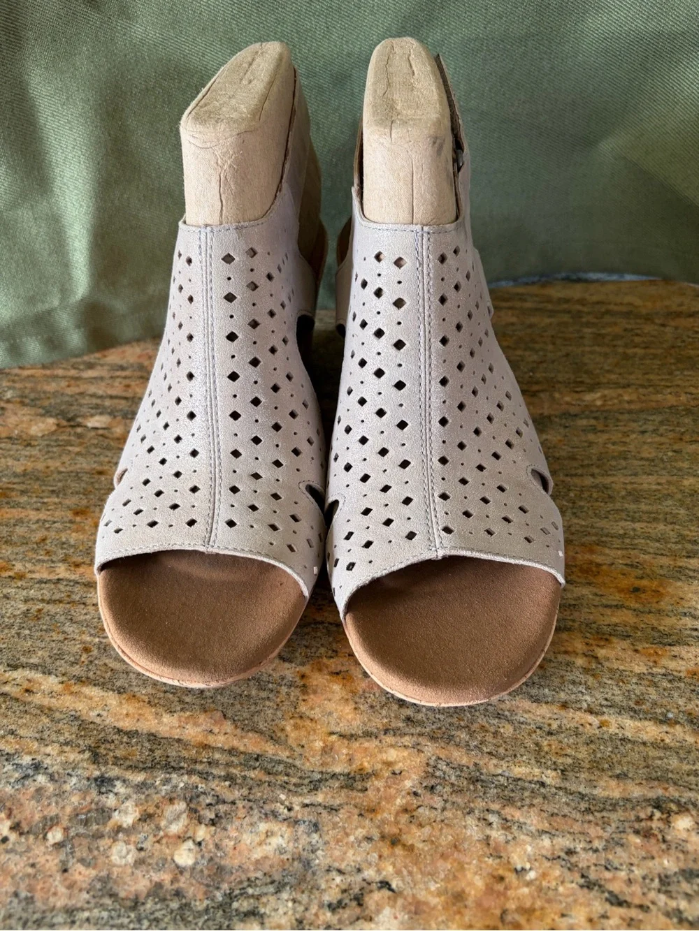 Rockport Women's Beige Suede Perforated Wedge Sandals Size 9.5